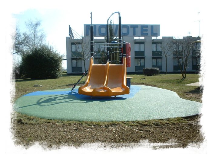 NOVOTEL TROYES Aéroport - aire de jeux rénovée par ACCROS LOISIRS